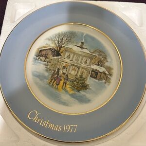 Avon Christmas 1977 Carollers in the Snow Decorative Christmas Plate vintage